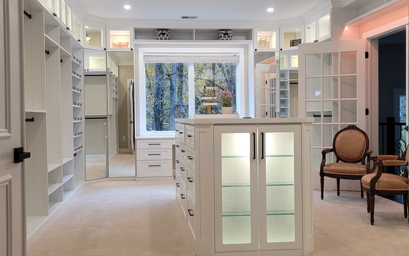 White Closet with hanging units and drawers